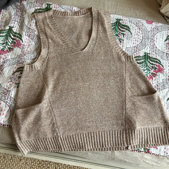 NWOT! Sweater vest with pockets - Picture 4 of 5